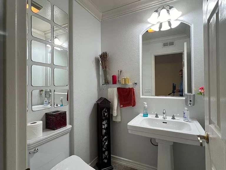 Downstairs 1/2 Bath