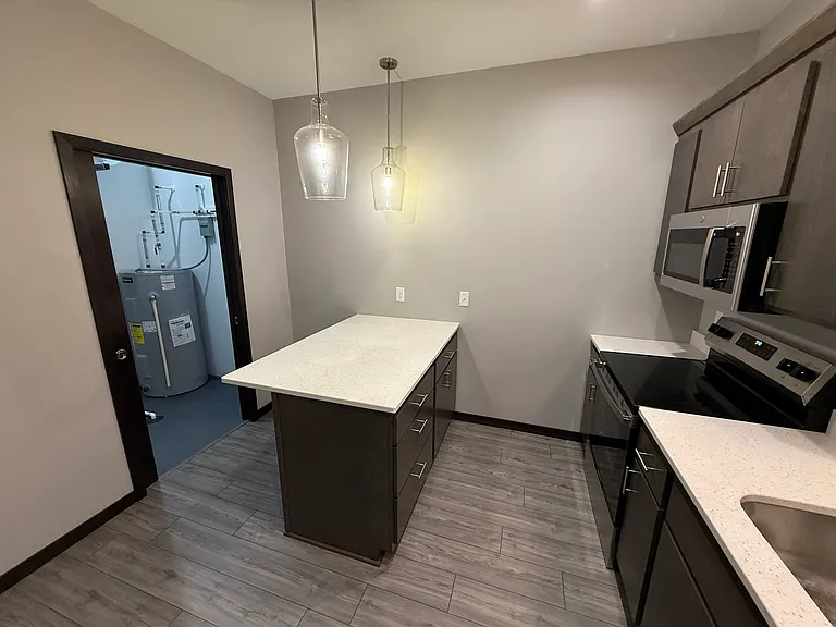 Kitchen - Great storage and Breakfast bar!