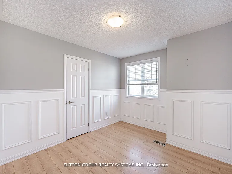 1152 Riddell Cres — Photo 16