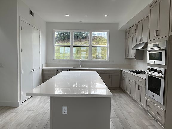 4th image of 335 Shannon Pl