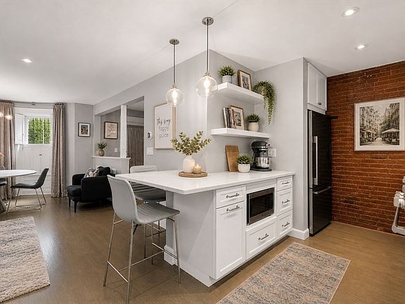 4th image of 194 W Brookline St APT 1