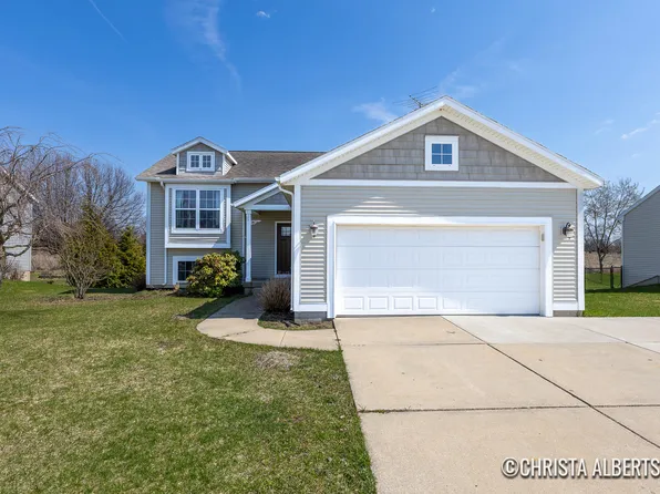 192 Sweet Meadow Dr, Kent City, MI 49330