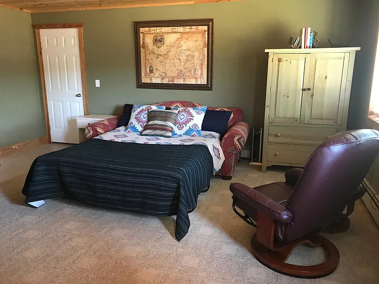 Queen bed with easy access to all rooms, no doors blocked.