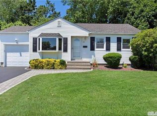 20 Bentley Rd, Plainview, NY 11803