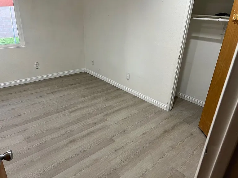 1039 Barston Ave — Photo 6