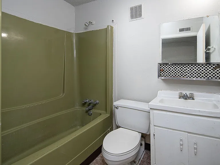 Lynnwood Garden Apartments — Photo 41