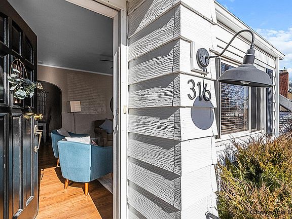 3rd image of 316 E Pershing Blvd