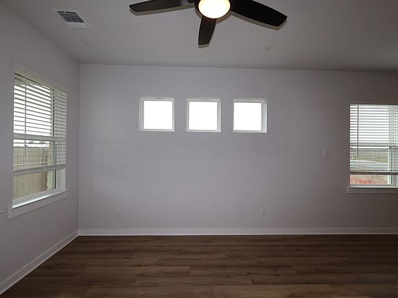 5th image of 304 Emerie Way
