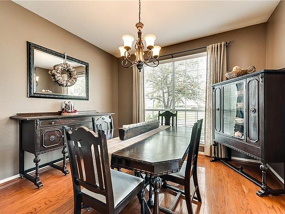 4th image of 2381 Fieldcrest Dr