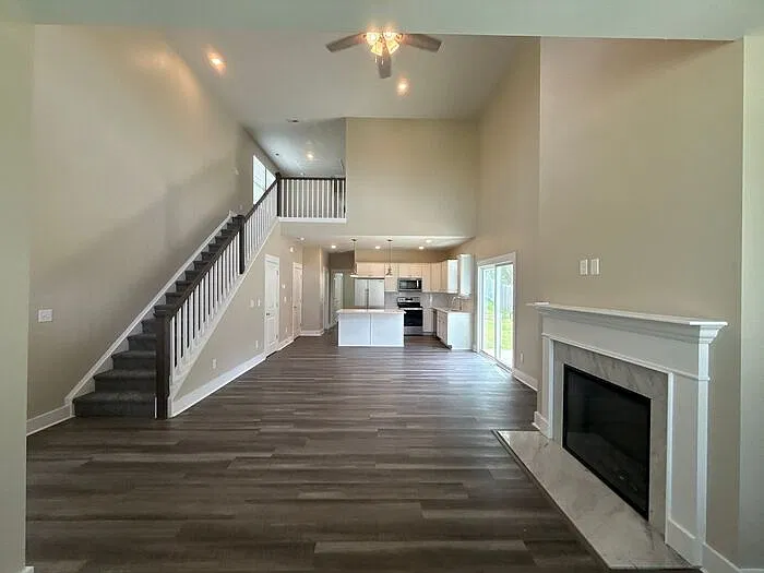 3 bed, 2.0 bath, 1650 sqft, $2,300 — Photo 3