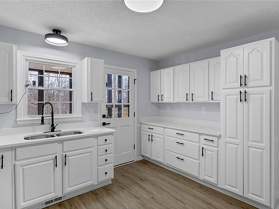 5th image of 242 Hawk Ln