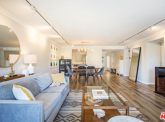 Living room (bright, roomy and airy)