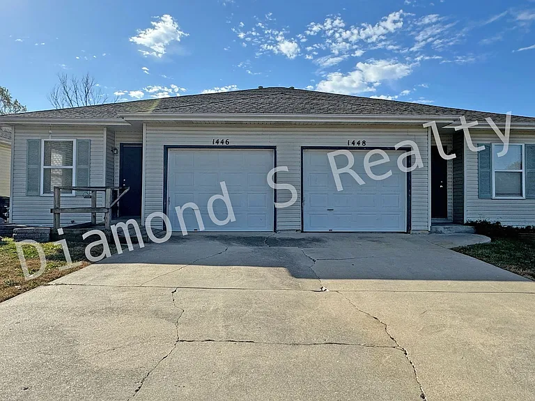 1446 / 1448 W Rainey Duplex — Photo 1