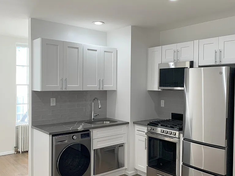 401 E 76th St #2W — Photo 1