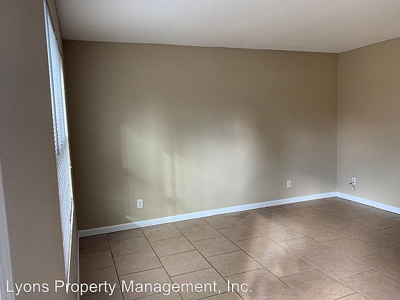 3rd image of 1305 Breckenridge Dr APT 1