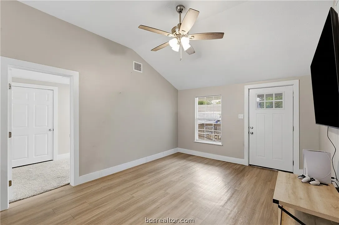 3 bed, 2.0 bath, 1152 sqft, $1,875 — Photo 4