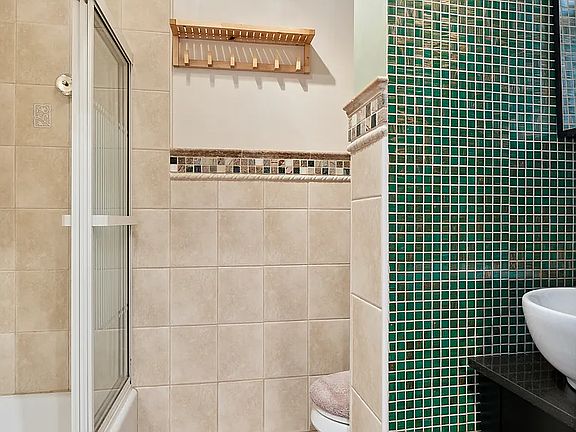 4th image of 206 E 7th St APT 7