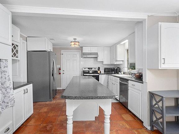 5th image of 3203 E Lee St