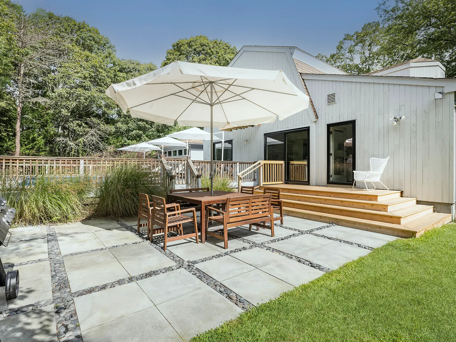 Fully Renovated, Minutes to Village and Ocean Beaches — Photo 2