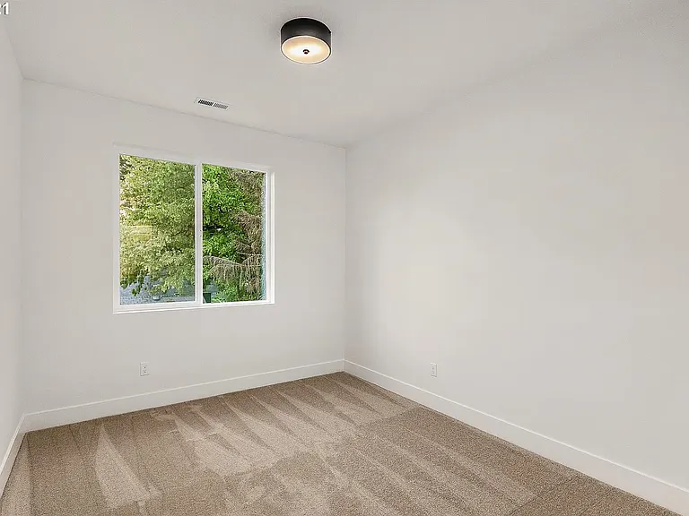 211 NE Monroe St — Photo 14
