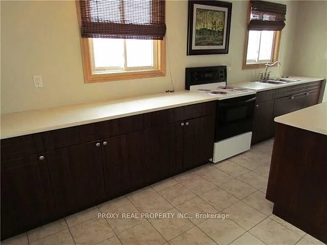 785 Greenfield Cres — Photo 3