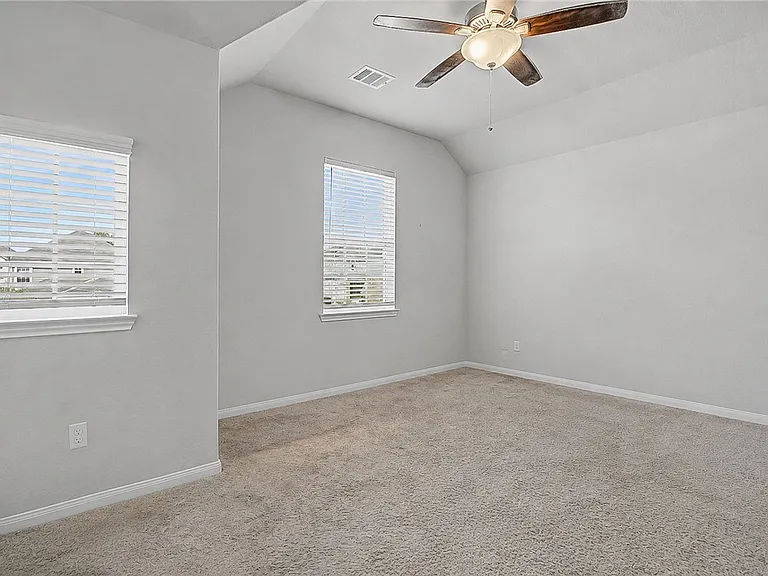 982 Crossing Dr — Photo 15