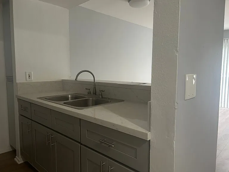 1045 S. Ardmore Avenue — Photo 9
