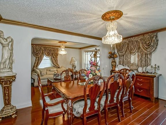 5th image of 6113 Victorian Dr