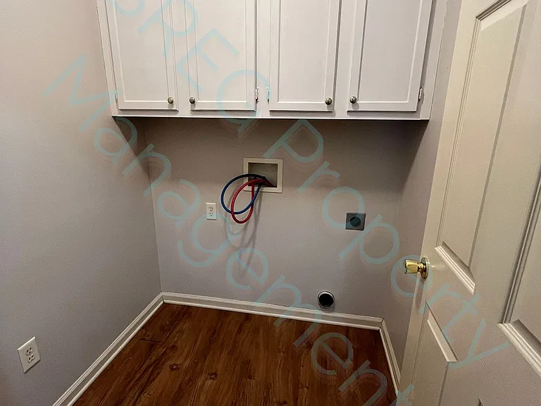 4605 Hawkins Dr — Photo 5
