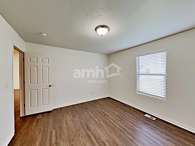 4384 N Maple Dr — Photo 11