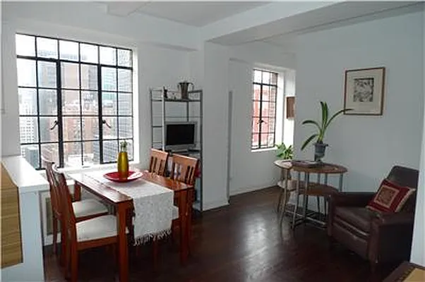 Sold by R New York | media 7