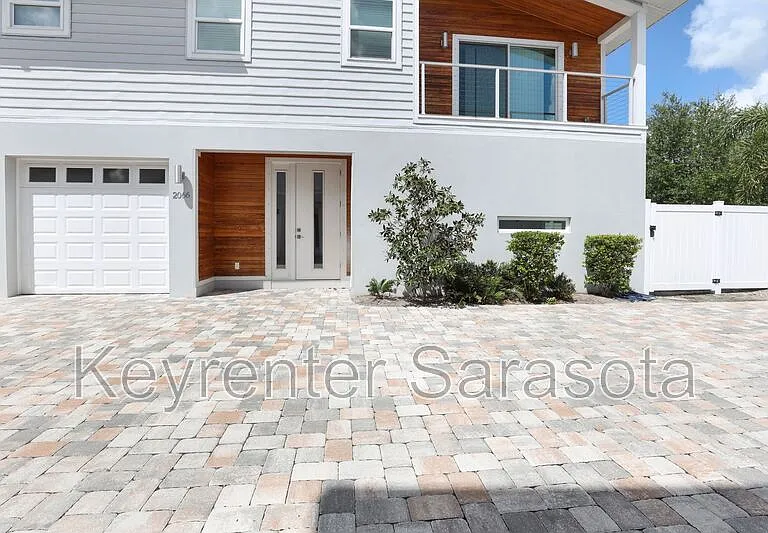 2066 Roselawn St — Photo 3