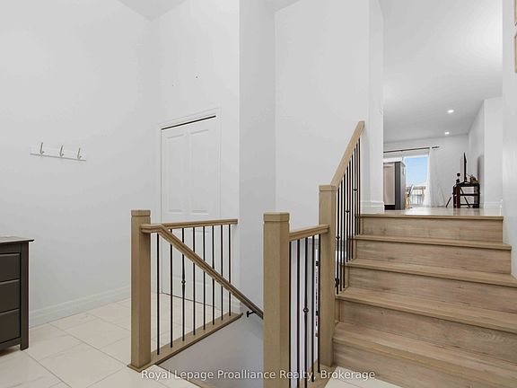 4th image of 21 Cedar Park Cres
