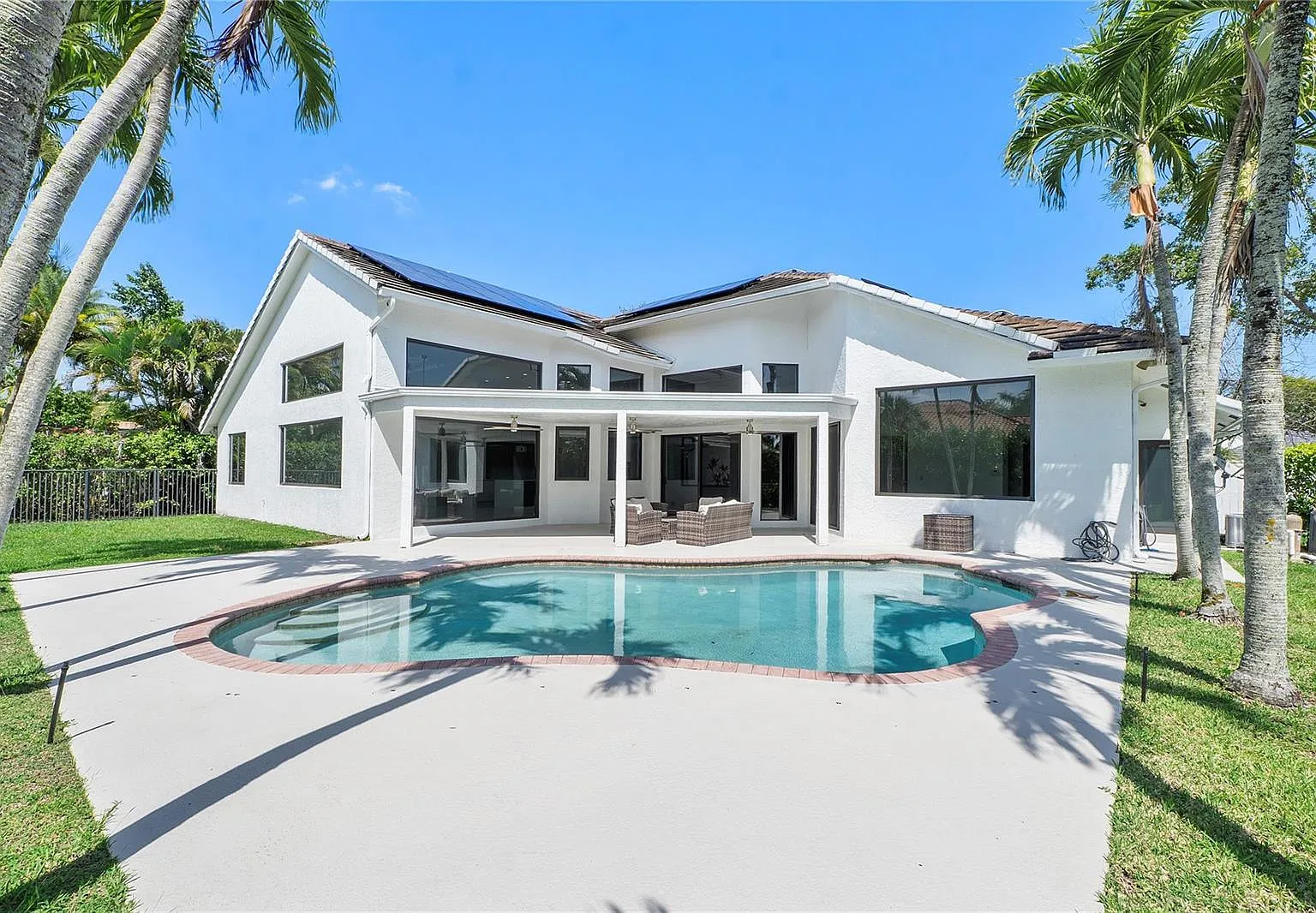 5 bed, 3.0 bath, 3970 sqft, $11,500 — Photo 3
