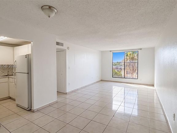 4th image of 666 W 81st St APT 303