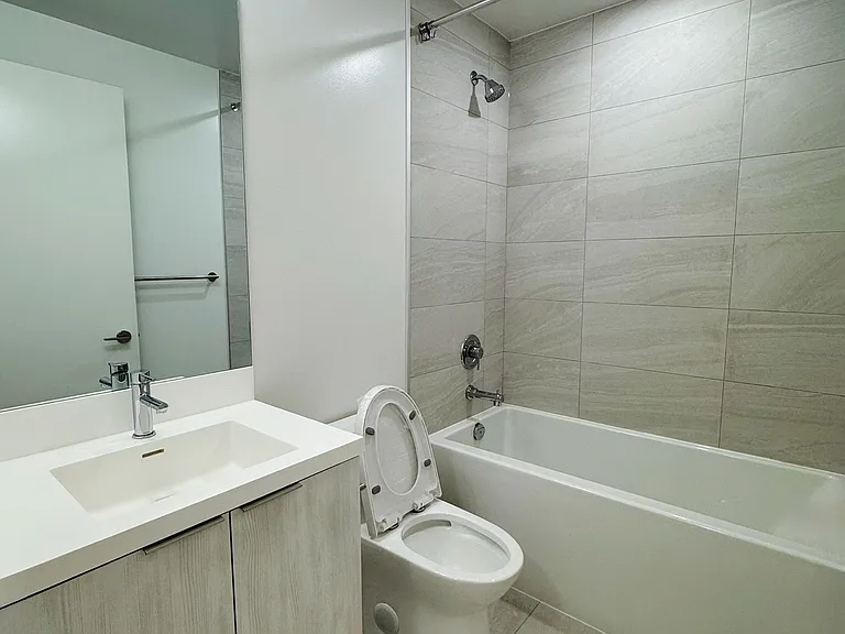 400 King St W #622 — Photo 7