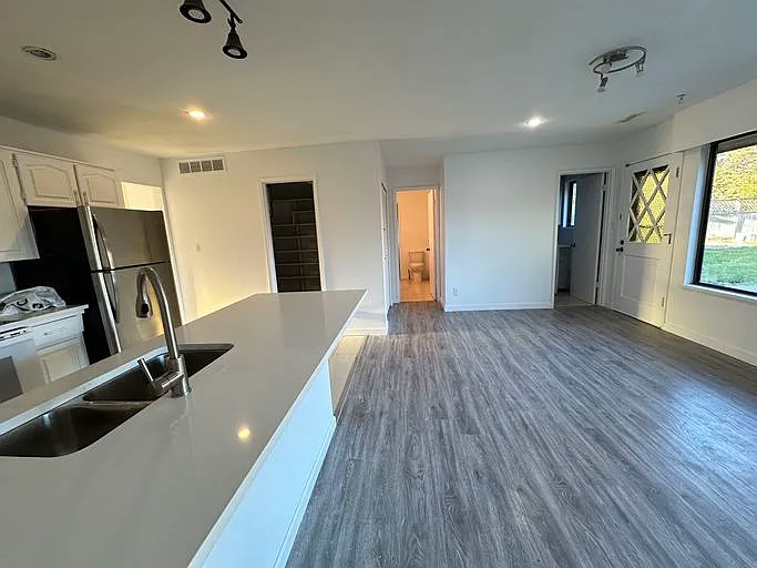 Building Photo - 49XX Cedar Cres #1A