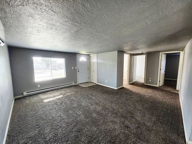 1327 Tunis Ave — Photo 6