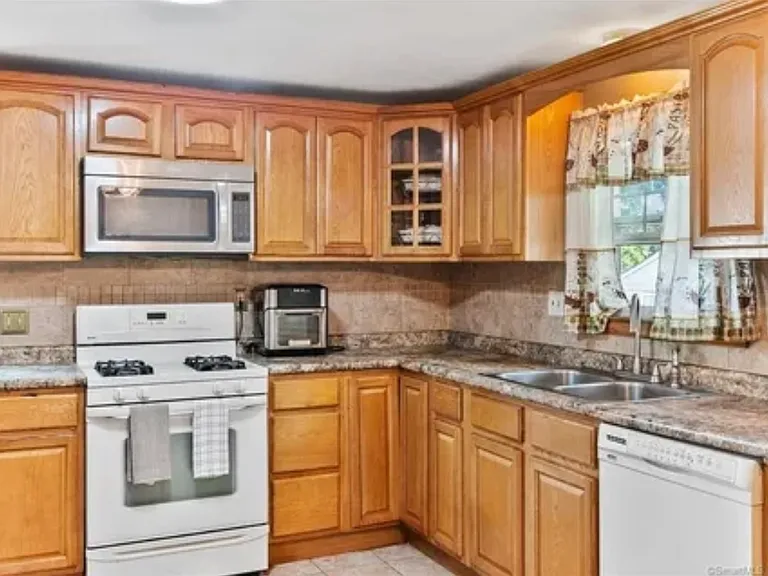 56 Leland Dr — Photo 2