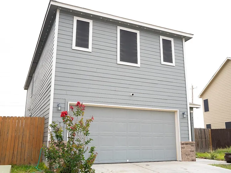 4207 Lorisa Dr — Photo 2
