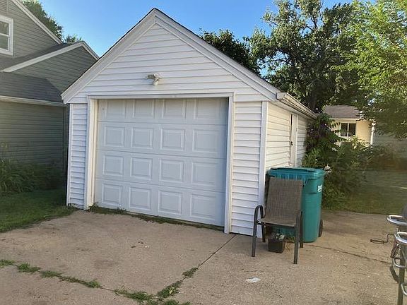 2nd image of 825 9th Ave NE
