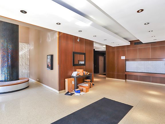 4th image of 450 W Briar Pl APT 8C