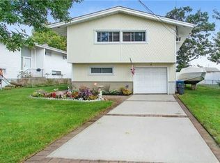5 E Bedell St, Freeport, NY 11520
