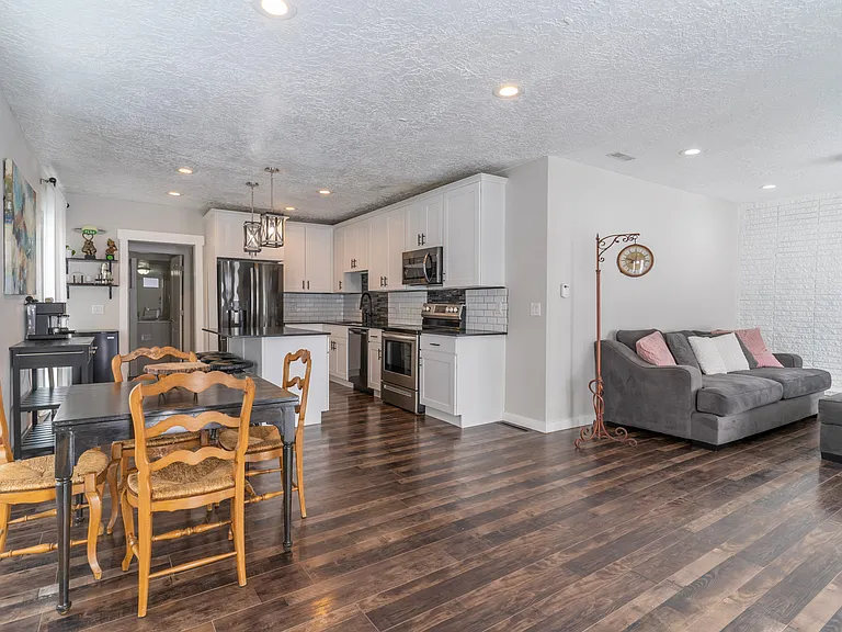147 E Wentworth Ave — Photo 12