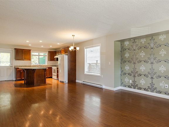 3rd image of 293 Applegreen Ave
