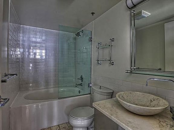 5th image of 215 W 6th St APT 204