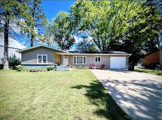 806 S Walnut St, Mahomet, IL 61853