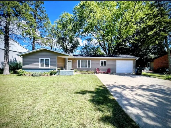 806 Walnut St, Mahomet, IL 61853