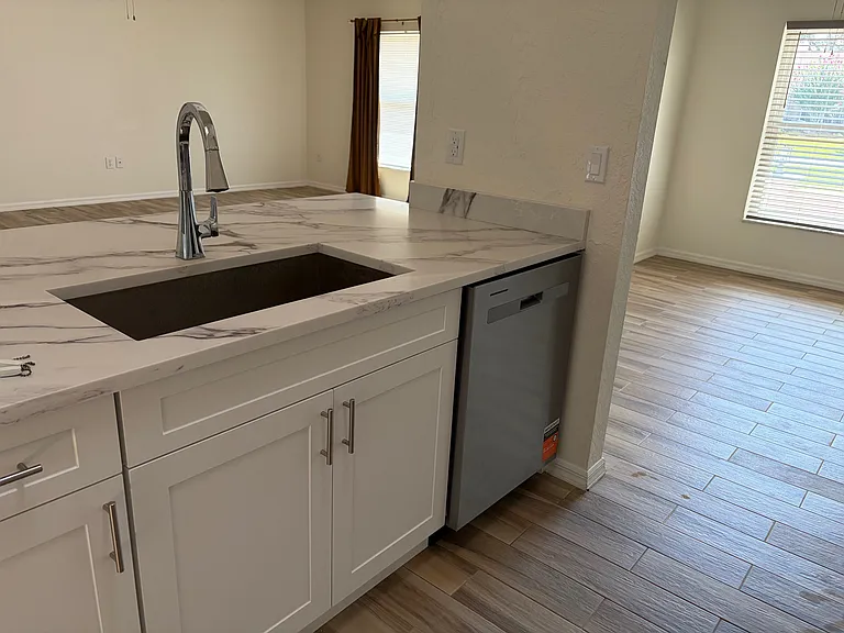 4342 Las Palmas Ave — Photo 5