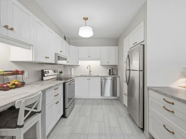 15 Towering Heights Blvd #102, Saint Catharines, ON L2T 3G7